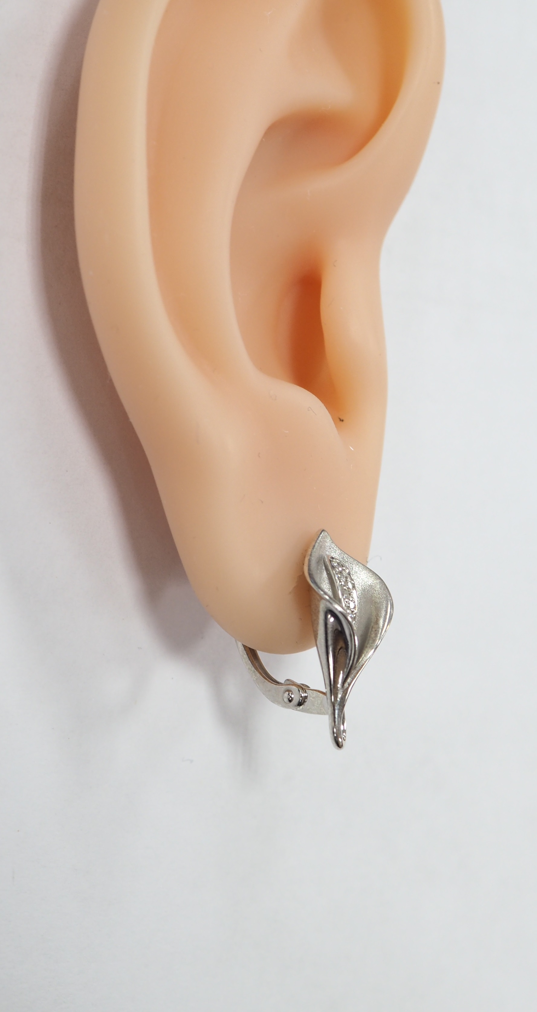 Серебряные серьги 925 пробы; матирование; вставки 12 Фианит бесцв.;